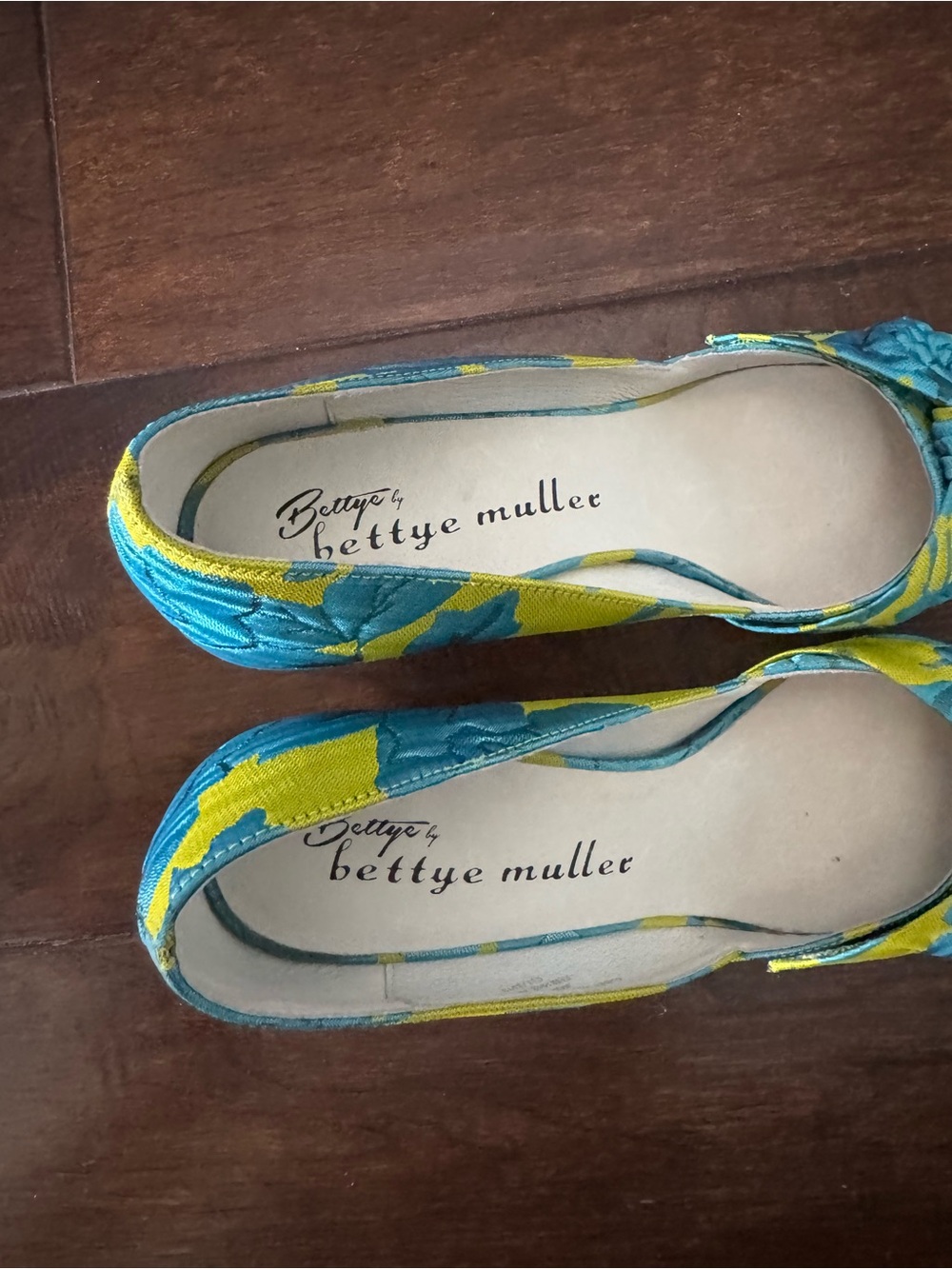 Bettye Muller Teal and Yellow Pointed Toe heals - Picture 3 of 6